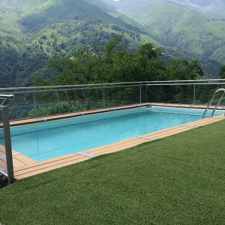 Con Piscina Nyaraló *